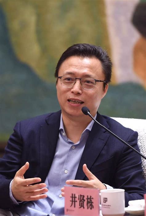 井贤栋接棒彭蕾任蚂蚁金服CEO 马云评价彭蕾是金融创新的拓荒者|界面新闻