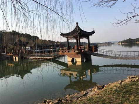 【携程攻略】杭州小河直街历史文化街区景点,二月份去的 大概上午十点多 人很少很清静 很适合拍照 有江南水乡的气…