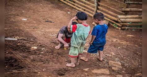 playing in mud and soil gives many benefits to kid janiye mitti me ...