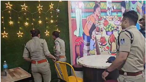 रेस्टोरेंट के सिक्रेट केबिन में हो रहा था गंदा काम, पुलिस की रेड में ...