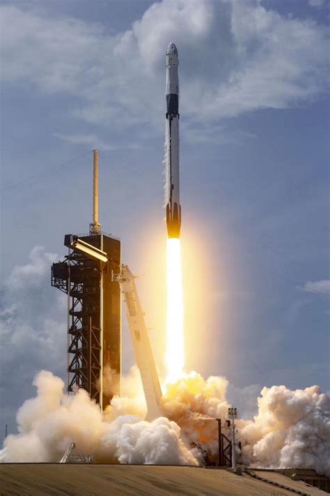 SpaceX载人航天升空 马斯克：要么死得安然 要么活得绚烂