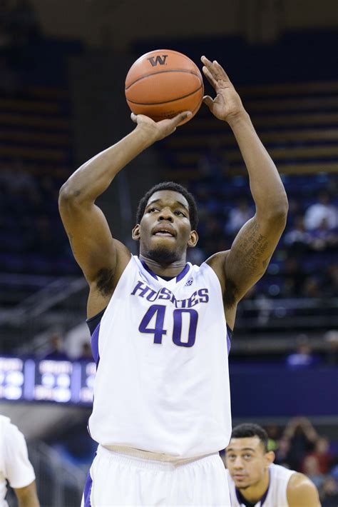 Balanced Huskies hold off Pacific, 76-69 | king5.com