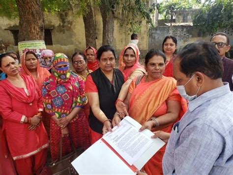 गुस्साई आंगनबाड़ी कार्यकर्ताओं ने दिया धरना - Angry Anganwadi workers ...