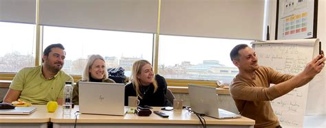 Mădălina, Dragoș și Cristina își ajută colegii să se dezvolte | GOJYSK.com