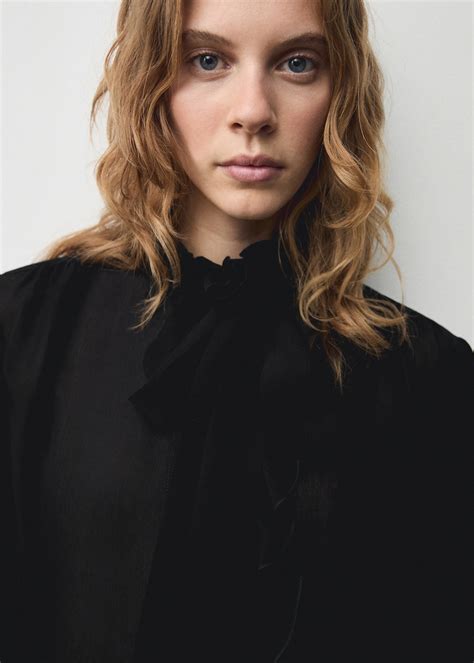 Turtleneck ruffled blouse - Women | MANGO USA