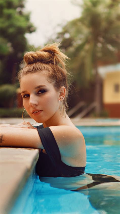 Download wallpaper look, water, girl, face, pool, Giulia Anjos, section ...