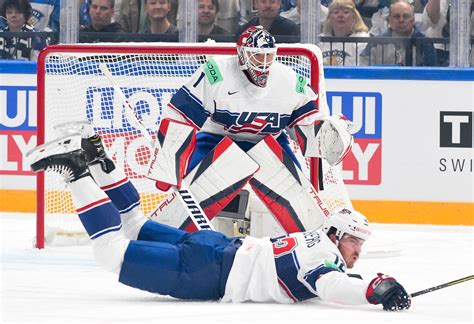 IIHF - U.S. tops host Finland in opener