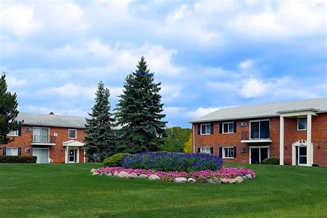 Franklin Square Apartments - Livonia, MI 48154 | ApartmentGuide.com