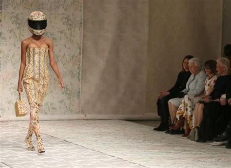 Royal visit to the London Fashion Week: Queen makes her debut front-row ...
