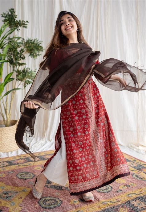 Dark Brown Kota Doria Cotton Dupatta – THE INDIAN ETHNIC CO.