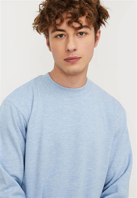 Buy Men Solid Slim Fit Sweatshirt Online at just Rs. 699.0 ...