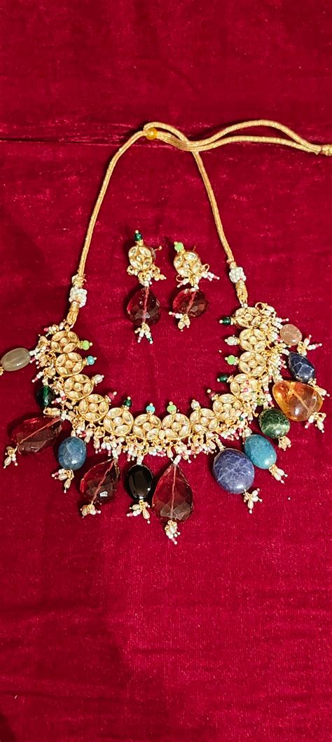 Neckpiece with Earrings in Kundan and Multicolored Stones – Confeti