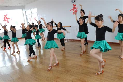 河南广播电视台“爱心小天使”组委会走进商丘市小舞星舞蹈学校