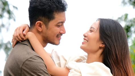 20 little things men do that make women weak in the knees