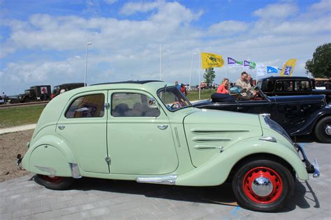 Peugeot 402 (1935-1942): Klassiker mit Scheinwerfern hinter dem Grill