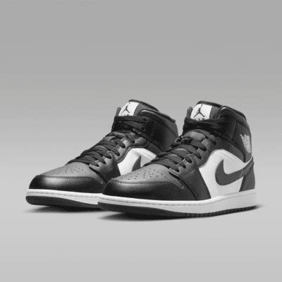 Air Jordan 1 Mid Men's Shoes. Nike IN