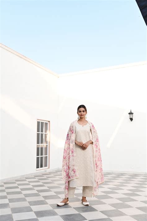OFF WHITE CHIKANKARI EMBROIDERED KURTA SET – Karaj jaipur