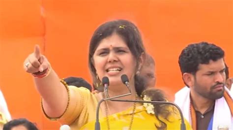 आधी वाल्मीकचे फोटो, मग धनुभाऊंचं भाषण, नंतर पंकजा मुंडे म्हणाल्या ...