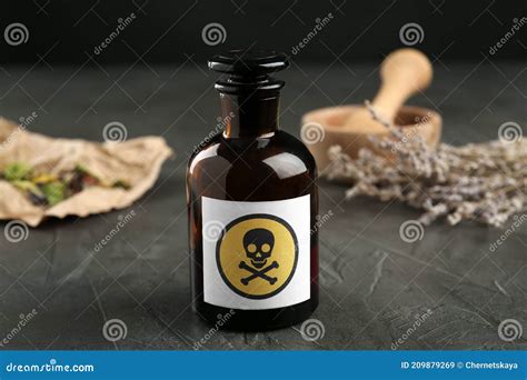 Botella De Vidrio De Veneno Con Signo De Advertencia Y Hierba Sobre La ...