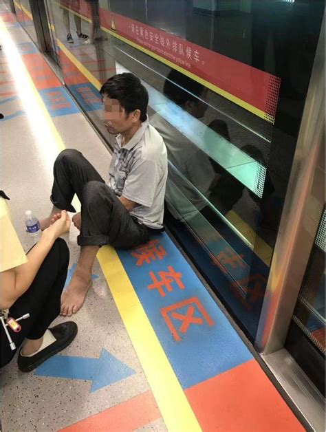 广州地铁里一男子骤然倒地没心跳，路过护士出手了！