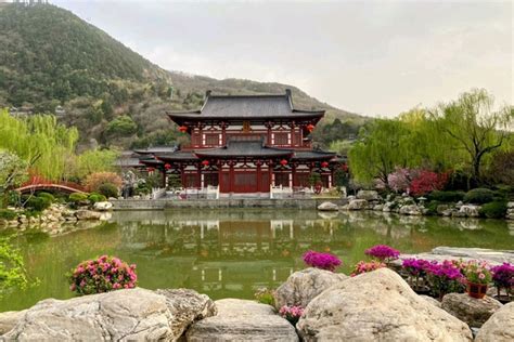 Huaqing Palace: Hot Springs, History, and a Royal Love Story | Trip.com ...