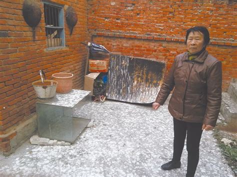 小区鸟屎雨淋头居民只能打伞最新素材