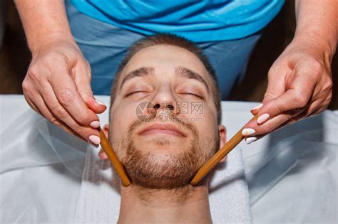 职业按摩师在温泉中心给一个男人做泰国面部按摩高清图片下载-正版图片506284093-摄图网