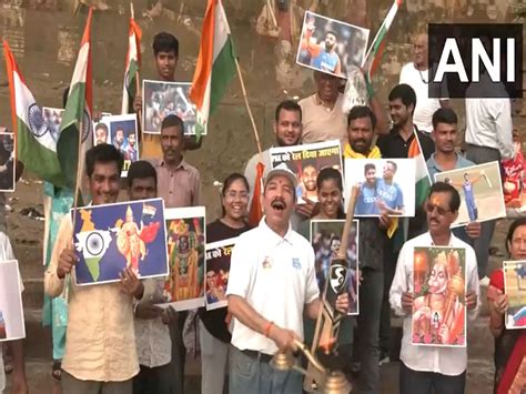 UP: Cricket fans perform aarti at Ganga ghat in Varanasi ahead of India ...