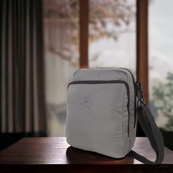 Buy Premium Camera Bags, Lens Cases & Sling Bag - Pinball Store