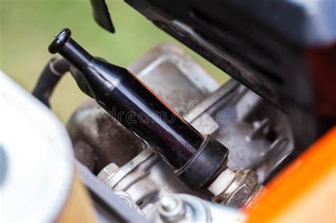 How to Install Spark Plug Insert Small Engine 的图像结果