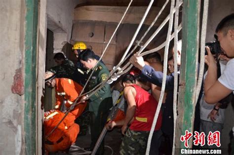 农民工错将电梯井当厕所 坠落4楼半小时被发现-搜狐新闻