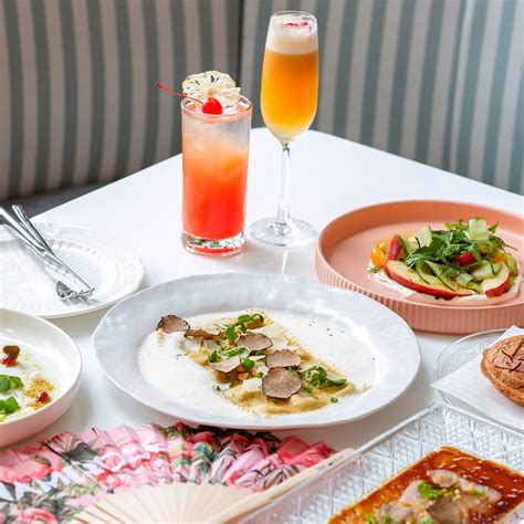 จุดแลนด์มาร์ก Hangout space ฟีลบีชบาร์ Mami Rose ร้านอาหารกึ่งบาร์ ที่เราพาทุกคนแวะมาชิลที่ EM ...