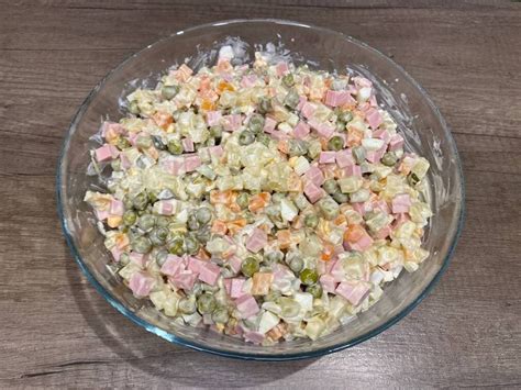 Салат «Оливье» с колбасой и солеными огурцами - пошаговый рецепт