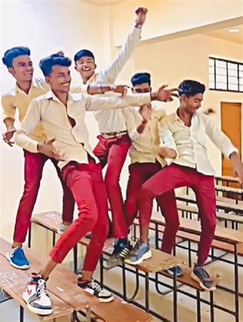 Garhwa : "तेरी तिरछी नजरिया पर…" वायरल होने के चक्कर में फंस गये स्कूली ...