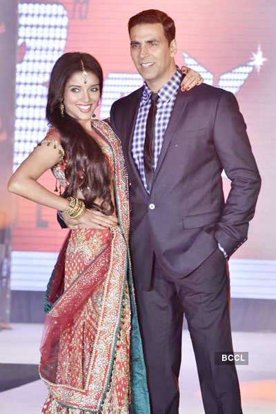 Zarine Khan and Shazahn Padamsee pose for photogs during Fashion ...