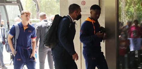 El Barça llega a Sevilla, con Gavi aclamado