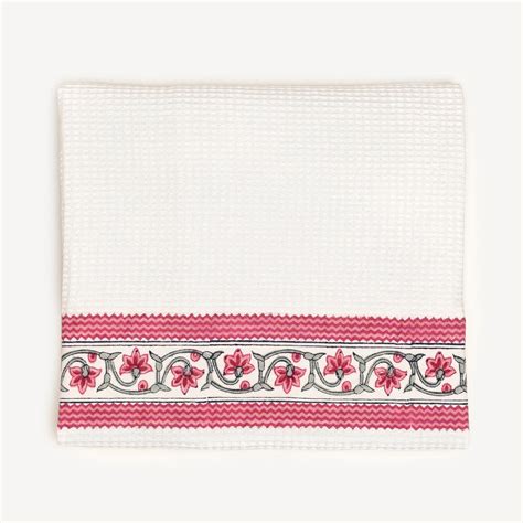 Ruhi raspberry bath towel – Inka