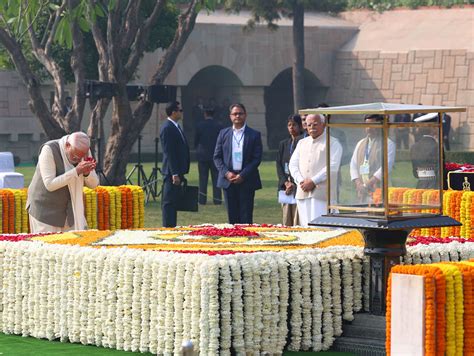 Prime Minister pays homage to Mahatma Gandhi at Rajghat