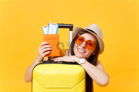 夏季休闲服帽子带手提箱的橙色太阳镜黄色背景上孤立的护照的有趣旅游女人高清图片下载-正版图片503612352-摄图网