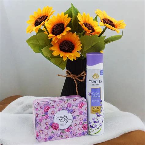 Buy Articial Flower Combo for Her @ Free Delivery - OyeGifts
