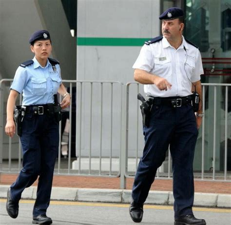 香港地区的警察队伍，什么级别的警察，才能够穿白衬衫？_警服