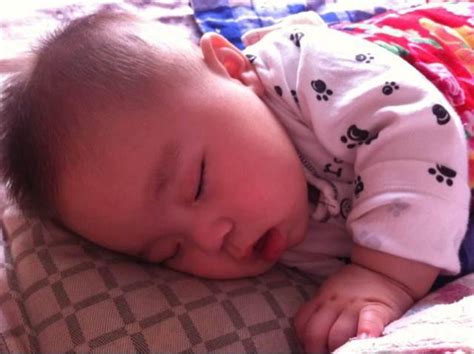婴儿猝死可预防 睡姿一定要正确