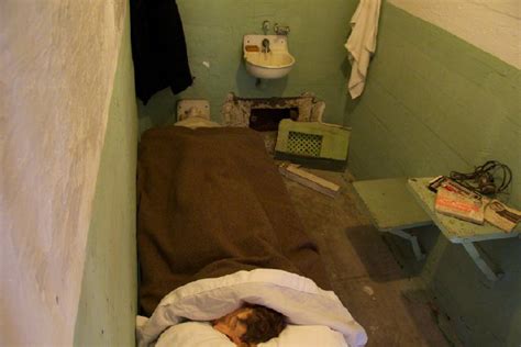 美国狱警昏迷囚犯“越狱”营救 警方感动并加固牢门