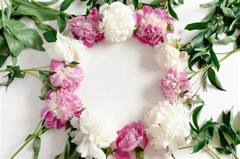 Moldura de borda feita de flores coloridas de peônia | Foto Premium