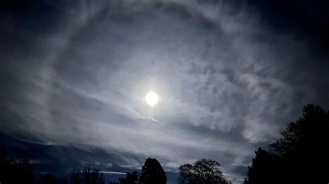 Stargazers enjoy lunar halo and Northern Lights across the UK - BBC Weather