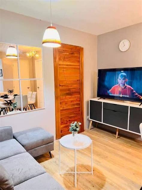 Modern 2BR Retreat | Netflix & Near Attractions - Houses for Rent in ...