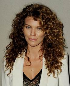 Curly Brown Hairstyles by 20 Glamorous Hairstyles For Brown Hair Curly Brown Hairstyles