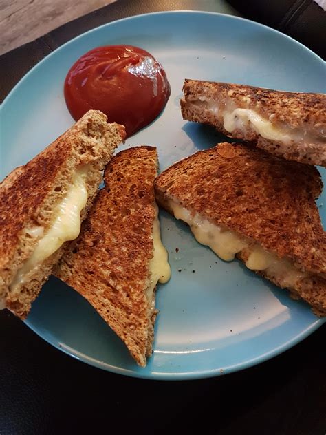 Tillamook sharp white cheddar and pepper jack on whole grain : r ...