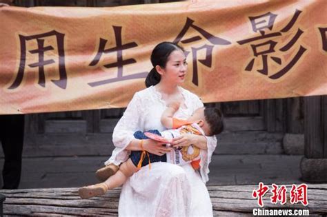 福州百名母亲街头哺乳 呼吁社会关爱母乳喂养|哺乳|母乳喂养|母乳_新浪新闻