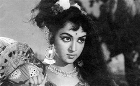 फोटो में नजर आ रही इस एक्ट्रेस को पतली होने की वजह से कर दिया गया था ...